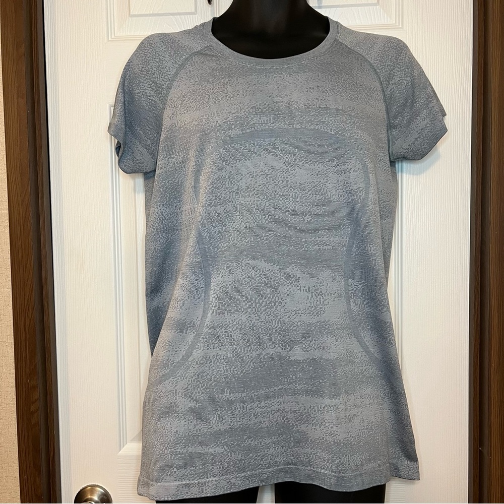 EUC Ladies- Lululemon rare 2019 Run Swiftly Tech Tee